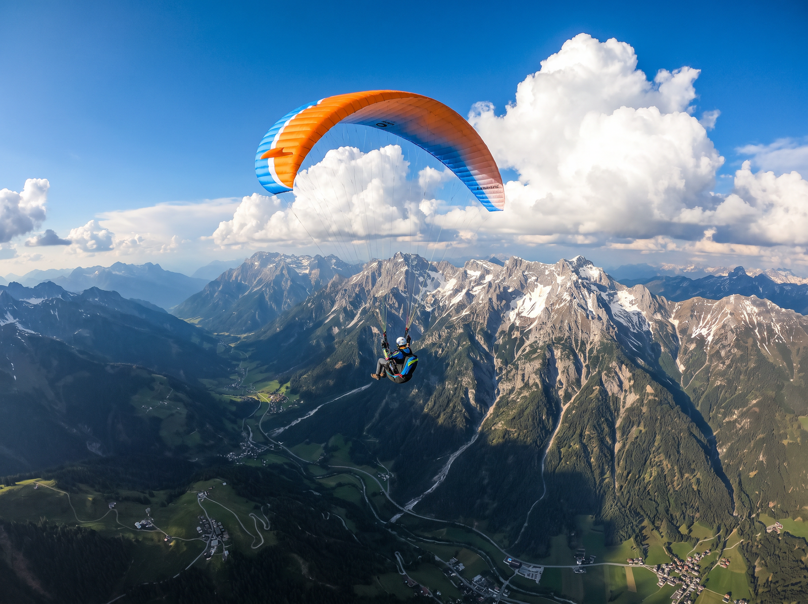 Paraglider schwebt über den Alpen mit Bergpanorama im Hintergrund